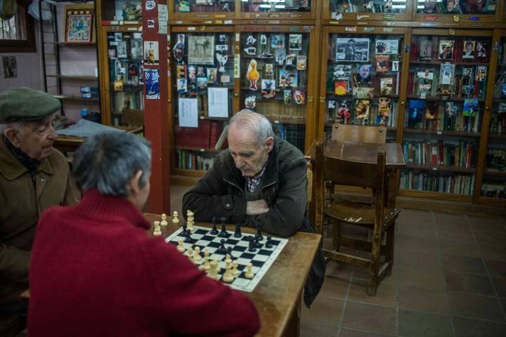 Una partida de ajedrez, compañía y charla, todos cobijados en La Cabaña.