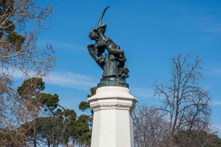 ¿Quién no ha buscado en el parque al 'Ángel Caído'? Todo por una foto con el demonio.