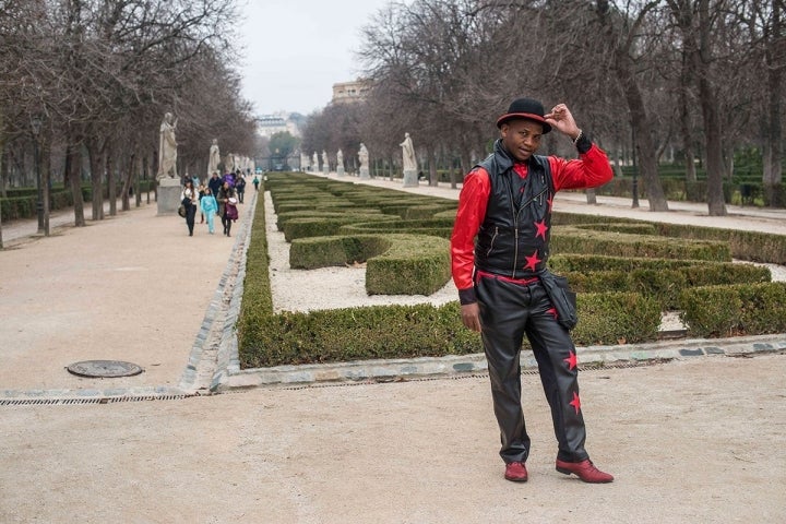 El paseo de estatuas, uno de los que desemboca en el espectáculo del Mago Negro.