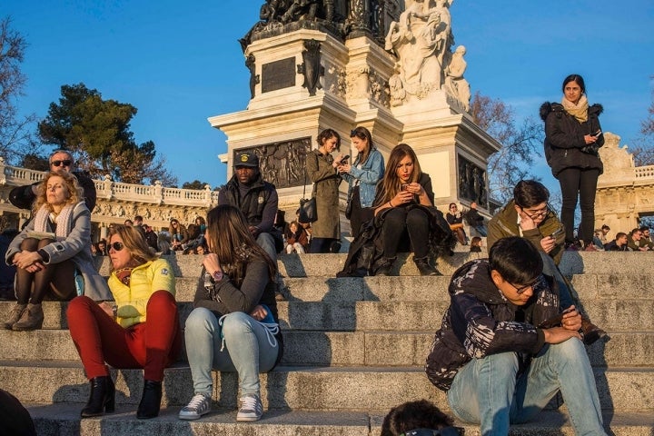 ¿Qué sería del Retiro sin su gente? El parque madrileño está siempre lleno.