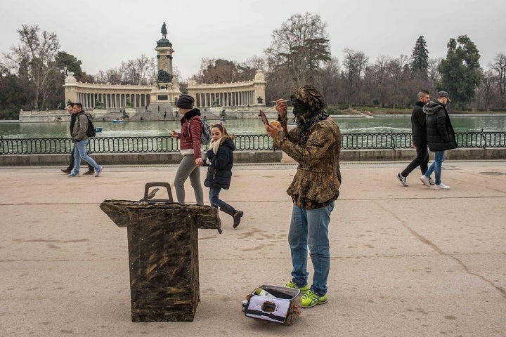 Francisco Aguado, Paco, el veterano de las estatuas del Retiro.