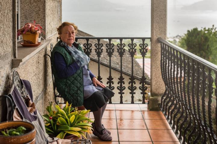 Camino Portugués por la Costa (Tramo 2): Hortensia sentada en su casa, frente a la ensenada de San Simón.