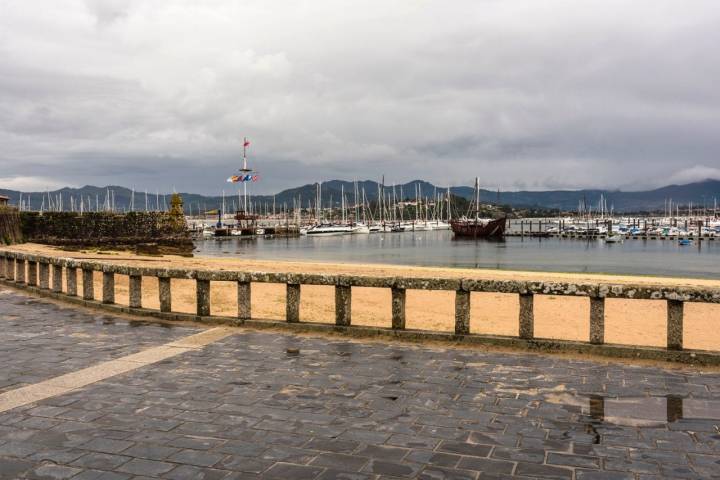Camino Portugués por la Costa (Tramo1): réplica de la carabela La Pinta en el puerto de Baiona