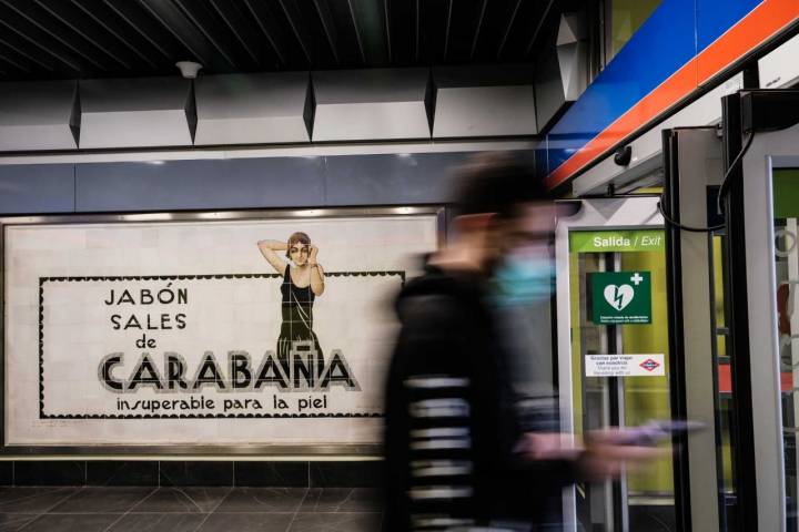 Cartel antiguo en el metro de Madrid
