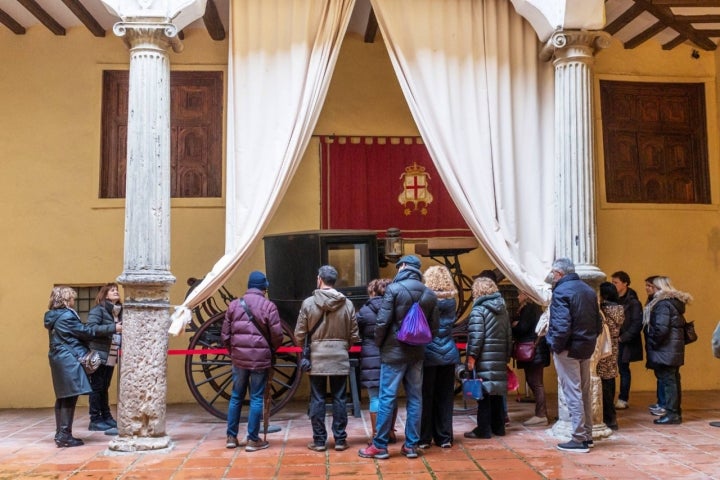 Berlina biplaza en el patio de la Maestranza