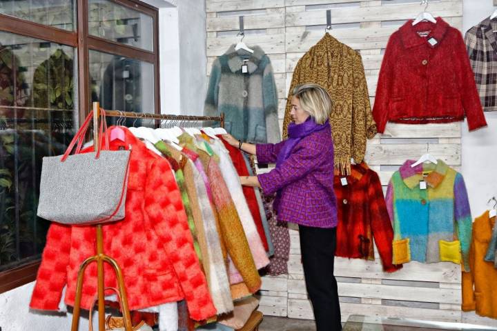 En la tienda del pueblo se pueden adquirir las famosas mantas y otros complementos de 'mohair' y cachemir.