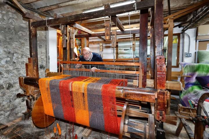 En la tienda, el antiguo telar de 300 años que sigue funcionando.