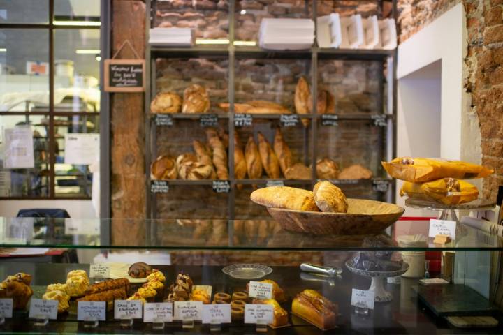 Entre la variedad de pastelería de 'Santa Eulalia', destaca el cruasán de almendras.