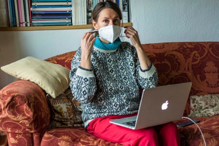 En casa, cuando tenemos visita, no está de más la mascarilla. Foto: Alfredo Cáliz.