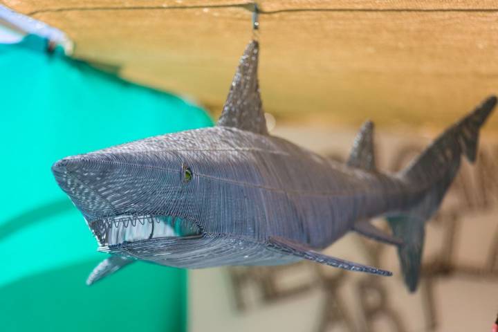 Detalle de un tiburón hecho de alambre en el mercadillo de Las Dalias, Ibiza.