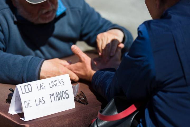 Un hombre lee las líneas de la mano en el mercadillo de Las Dalias, Ibiza.