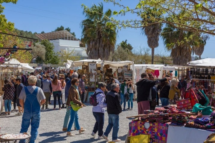 Ambiente en el mercadillo de Las Dalias, Ibiza.