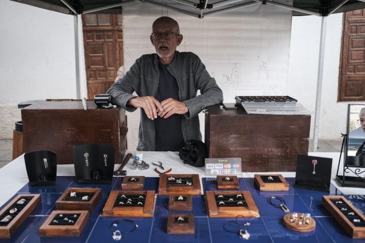 Retrato de Mario Franceschin en su puesto de joyas.