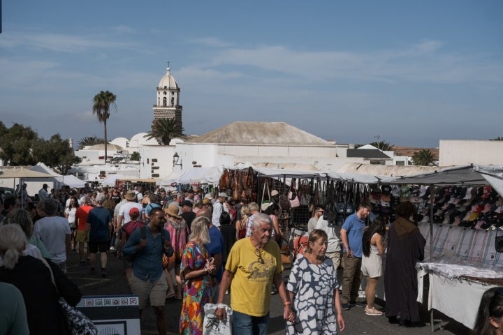 Detalles de asistentes al mercadillo de Villa de Teguise.