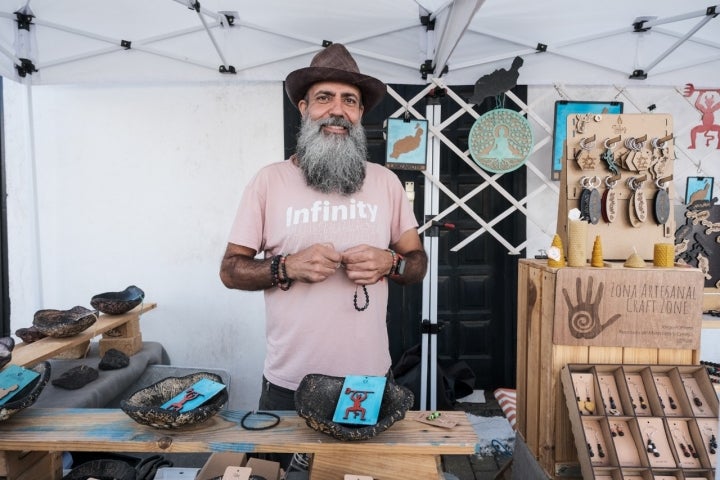 Jorge, artesano en su puesto en Villa de Teguise.