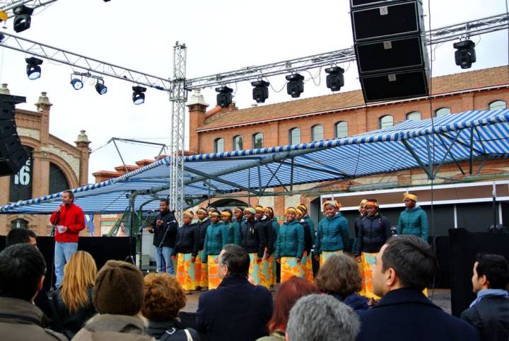 Una de las actuaciones que tienen lugar en el escenario de La Navideña, en el patio de Matadero.