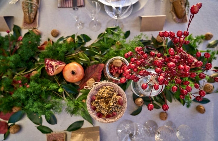 Granada, con nueces y frambuesas. Una combinación de invierno que encaja en estas fechas.