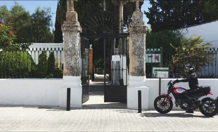 Clara Peñalver, en el cementerio de Monturque, Córdoba.