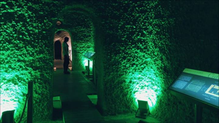 En el interior de las cisternas romanas.