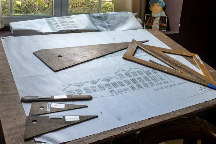 Una mesa de trabajo en el museo de La Encartada en la que parece que aún sigue habiendo vida.