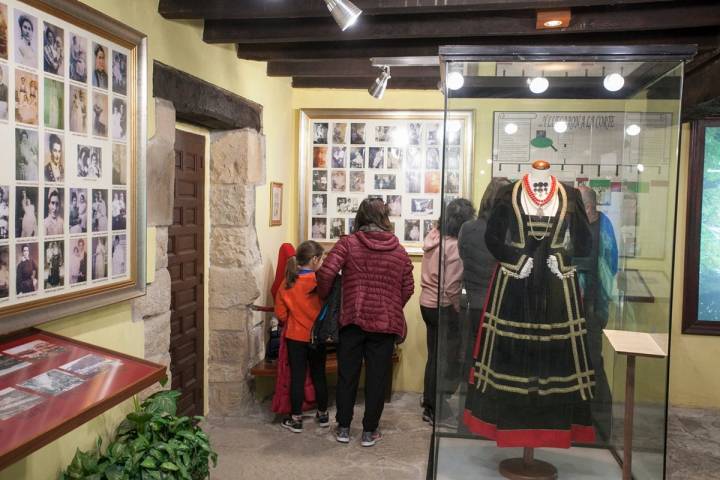 Museo de las Amas de Cría. Selaya. Cantabria. Hay niños de la comarca que buscan a sus bisabuelas en las fotos.
