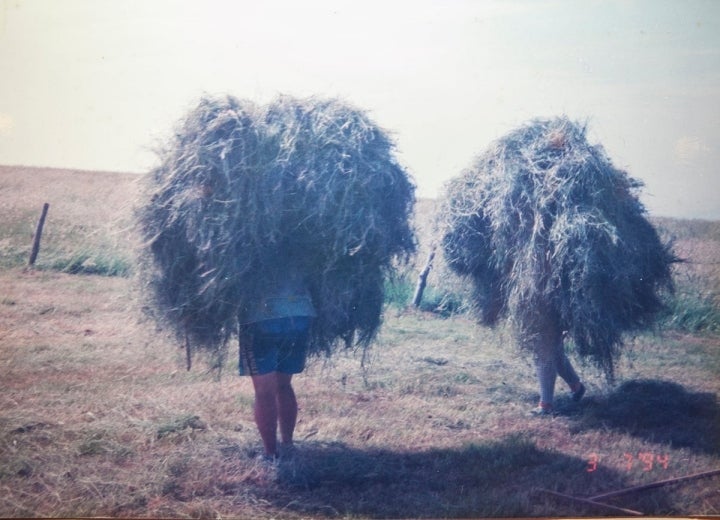 Vega de Pas (Cantabria). Mujeres cargando paja. Hace siglos que el sexo no importa a la hora de cargar en estos montes.