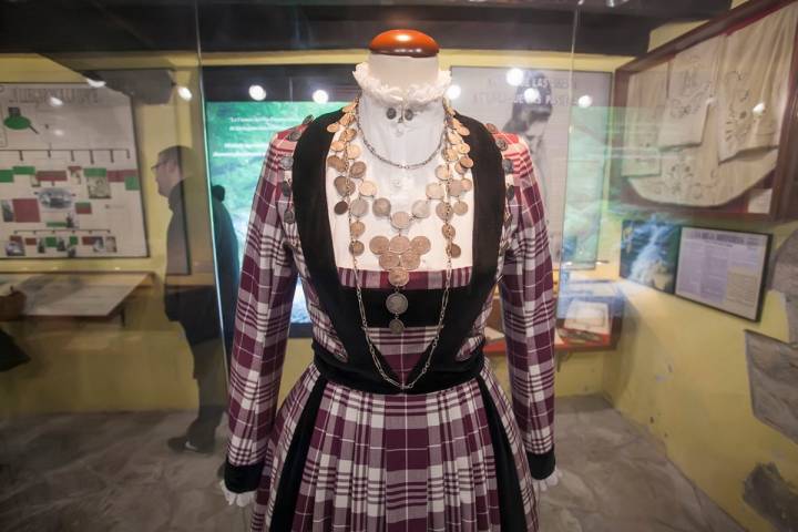 Museo de las Amas de Cría. Selaya. Cantabria. El traje con paño a cuadros o tartán, de inspiración escocesa y evolucionada del pasiego.