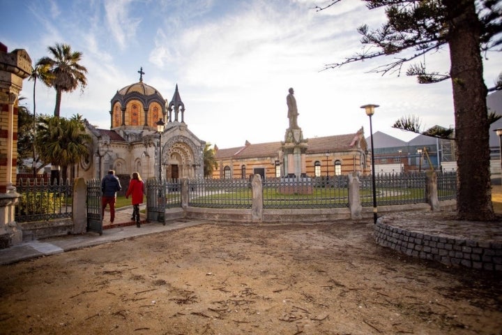 La capilla es neorrománica y fue construida en memoria del primer Marqués de Comillas.