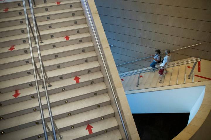 Así está indicada la separación en las escaleras del museo.