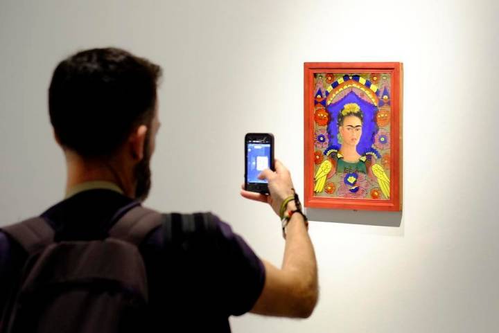 Un visitante fotografía un autorretrato de Frida Kahlo. Foto: Centre Pompidou Málaga.