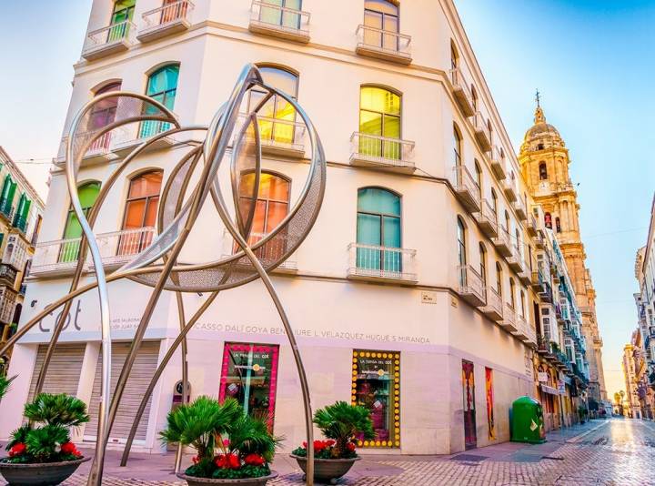 Escultura en la Plaza del Siglo de Málaga. Foto: Shutterstock.