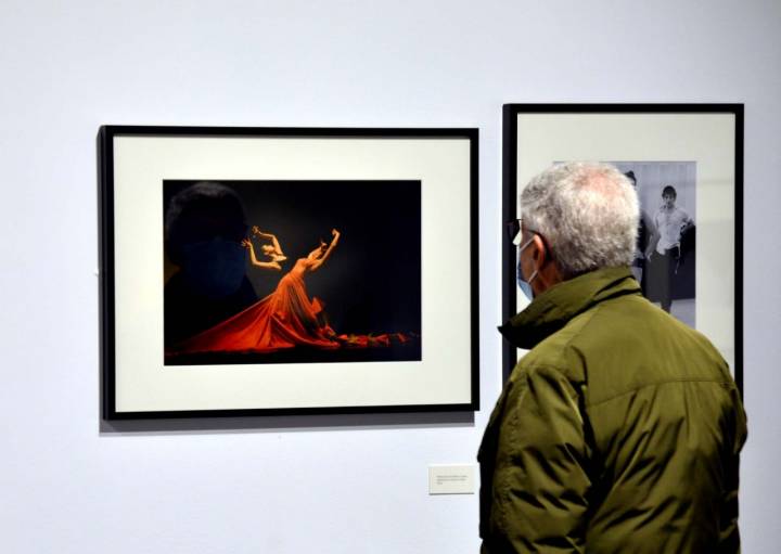 Un hombre visita la exposición de Carlos Saura y el flamenco.