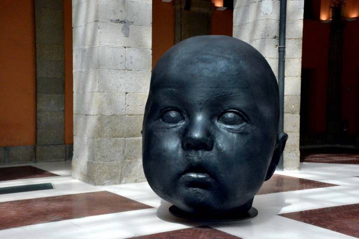 Escultura de una cabeza gigante de un bebé.