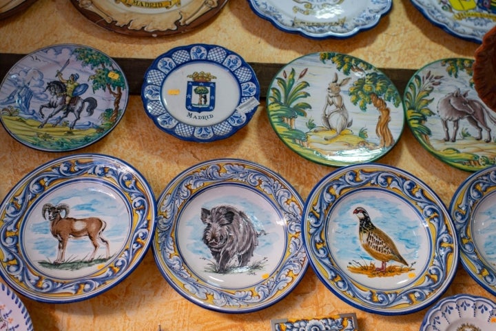 Platos con motivos de la serie de monterías típica de Talavera, de 'Cerámica Adeva'.