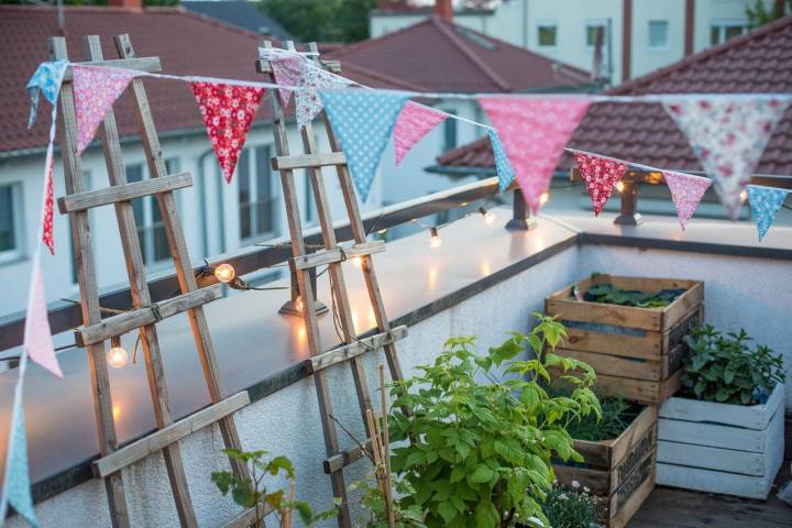 Crea un ambiente colorido y divertido en tu balcón o terraza. Foto: Shutterstock.