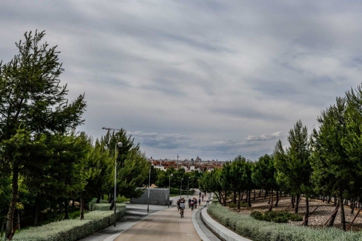 Paseo con Madrid al fondo y ciclistas.