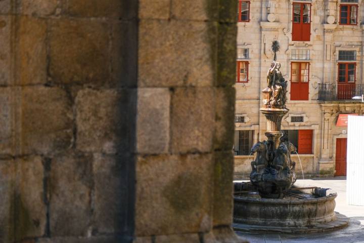 La fuente con los caballos de Neptuno en la plaza de Platerías, al lado de una de las entradas más impresionantes de la Catedral.