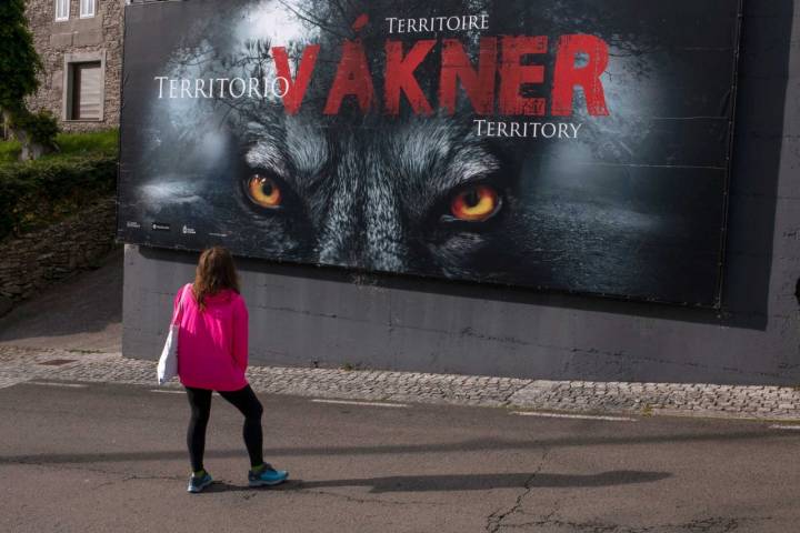 Imagen promocional del monstruo Vákner en la ruta que va más allá de Santiago, la que llega hasta Finisterre.