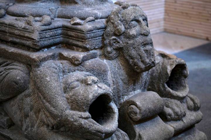 Imagen de la figura que sujeta dos leones con la boca abierta en una columna del Pórtico de la Gloria