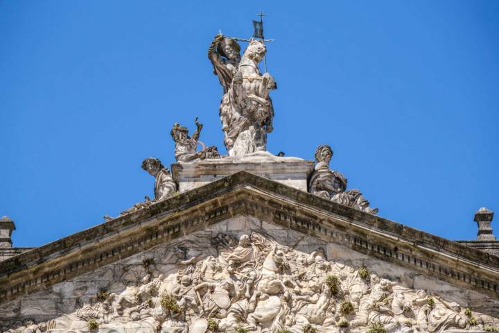 La escultura del friso del edificio Rajoy representa a Santiago Matamoros, uno de los recursos más usados en los mitos de las batallas.
