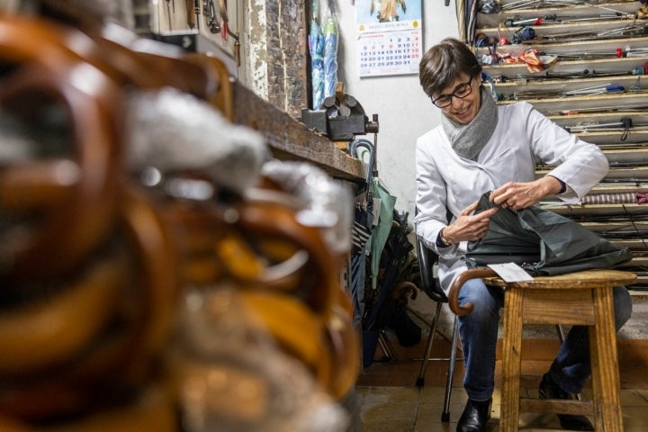 Paragüería Leoz', la última paragüería de | Guía Repsol