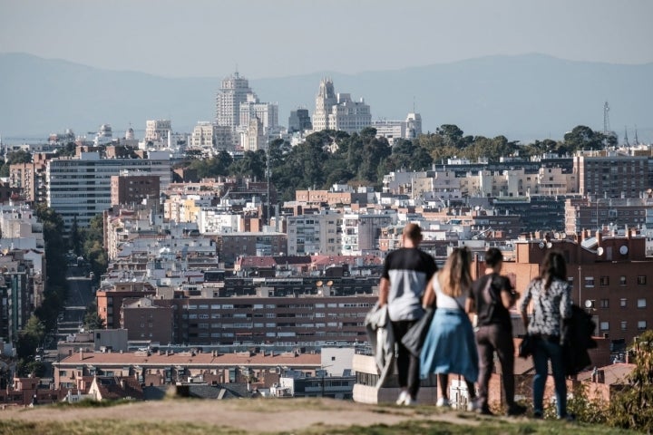 Un grupo de personas admira las vistas desde el Mirador Cerro Tío Pío, en Vallecas.