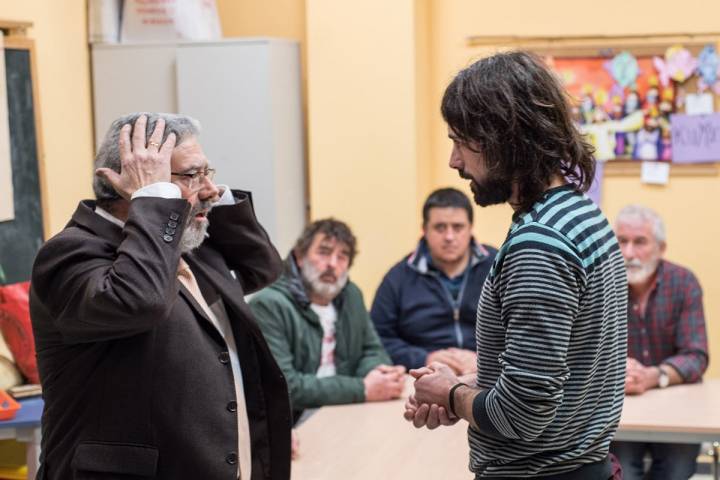 Íñigo recibe indicaciones durante uno de los ensayos. Foto: Eneko García Ureta.