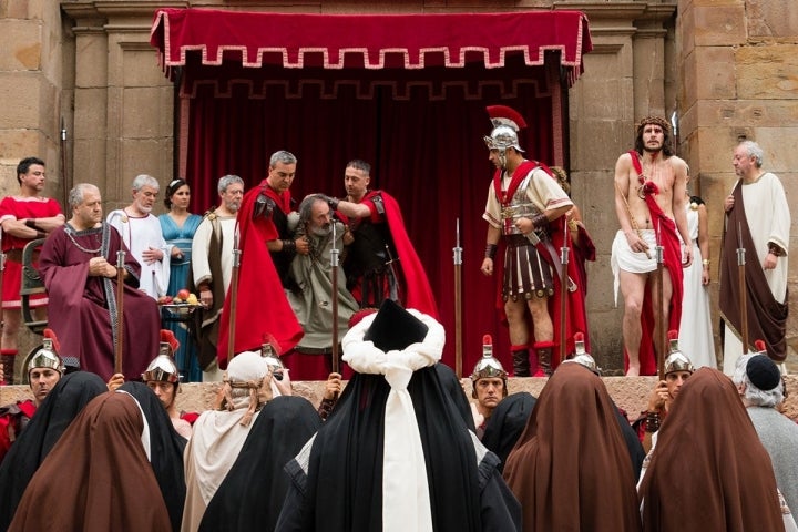 De las primeras escenas, Jesús ante los romanos. Foto: Asociación Vía Crucis Balmaseda