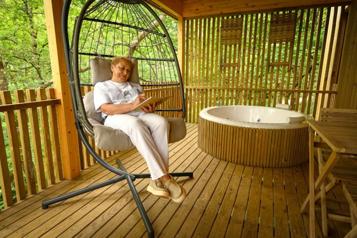 Las nueve cabañas, elevadas, cuentan con 'jacuzzi'.
