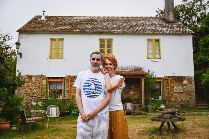Marta Fernández y Roberto Filgueira han recuperado una casa de labranza para crear su “cocina con alma”.