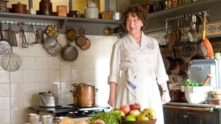 Meryl Streep es el alma de 'Julie & Julia', una película que tiene la cocina francesa como pilar. Foto: Netflix.