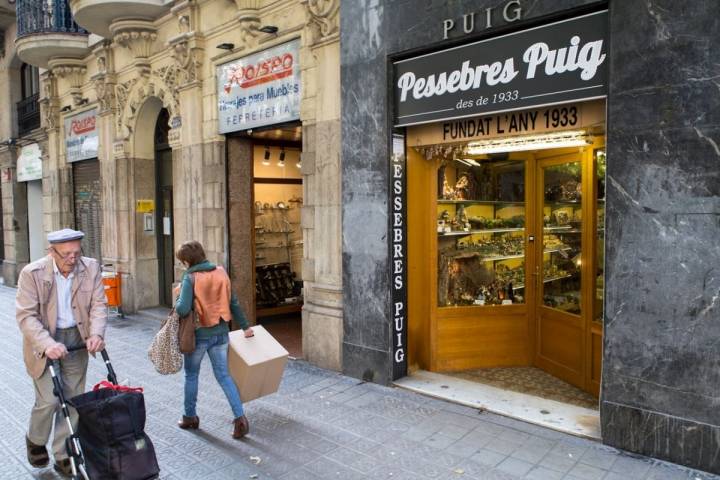 Tras el escaparate te espera, probablemente, la mejor tienda de belenes de España.