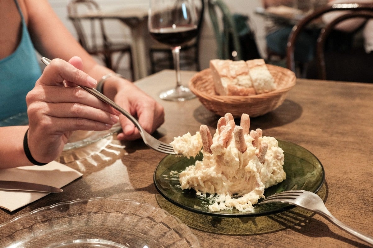 Dos platos Duralex llenos con la famosa ensaladilla rusa de 'La Taberna Errante'.