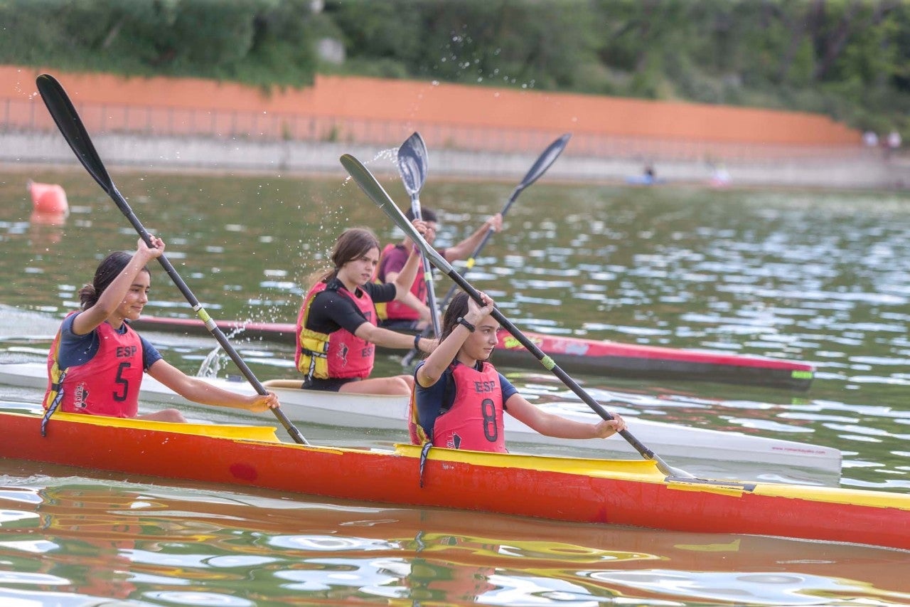 ​En el Lago de la Casa de Campo, además de las tradicionales y románticas barcas de madera, se pueden ver a muchos aficionados al piragüismo.

Piragüismo en el lago de la Casa de Campo de Madrid

​